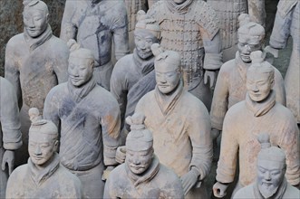 Steinsoldaten aus freigelegten Gräbern in China