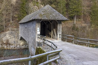 Le Pont qui Branle, covered wooden bridge Pont du Chatelet, Gruyeres, Fribourg, Switzerland, Europe