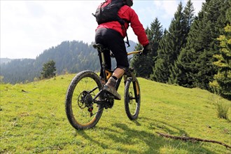 Mountain bikers on the Hirschtalsattel above Lenggries on the way to the Aueralm