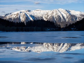 Winter mood, frozen Gleinkersee, behind the Sengsengebirge, reflection, Spital am Pyhrn, Totes
