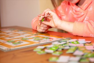 Symbolic image: Child plays to promote speech in speech therapy