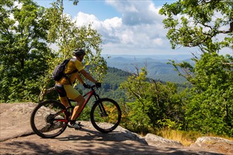 Mountain bikers at Drachenfels in the central Palatinate Forest