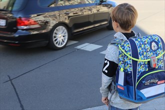Symbolic image: Schoolchild in road traffic (, editorial use)