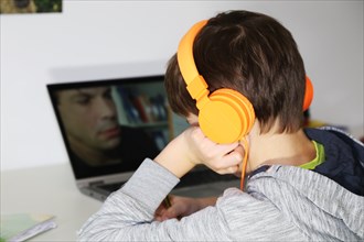 Symbolic image: Primary school pupils doing digital homeschooling
