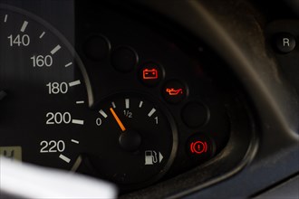 Screen display of car status warning light on dashboard panel symbols which show the fault