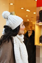 Symbolic image: Elegant young woman enjoys shopping