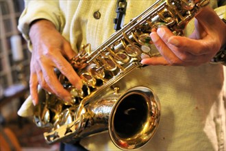 Symbolic image: Jazz musician playing saxophone