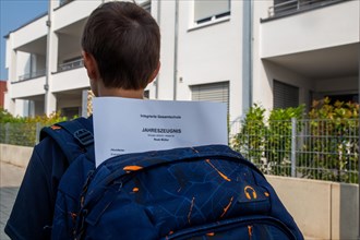 Symbolic image of report cards: Pupils at an integrated comprehensive school on their way home with