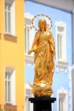 The historic old town centre of Dingolfing with a view of the statue of the Virgin Mary.