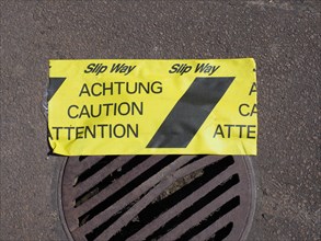 Achtung caution sign