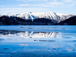 Winter mood, frozen Gleinkersee, behind the Sengsengebirge, reflection, Spital am Pyhrn, Totes
