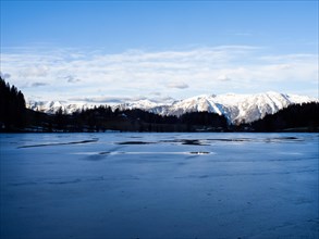 Winter atmosphere, frozen Gleinkersee, behind the Sengsengebirge, Spital am Pyhrn, Totes Gebirge,