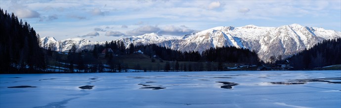 Winter mood, frozen Gleinkersee, behind the Sengsengebirge, panoramic view, Spital am Pyhrn, Totes