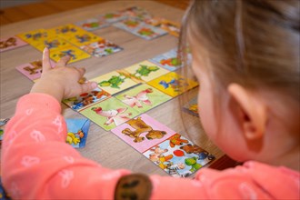 Symbolic image: Child plays to promote speech in speech therapy