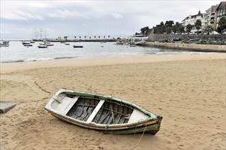 Old broken down boat, small sandy beach, harbour, Cascais, Lisbon, Portugal, Europe