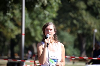 Mannheim: Friederike Pfeiffer-de Bruin speaks at a vigil against the German government's