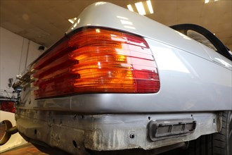Restoration of a Mercedes 380 SL in a car paint shop