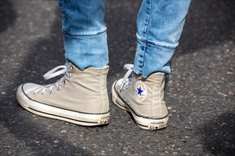 Light-coloured chucks in combination with tight jeans
