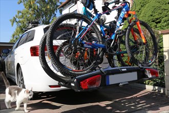 Mountain bikes on the rear carrier of a car