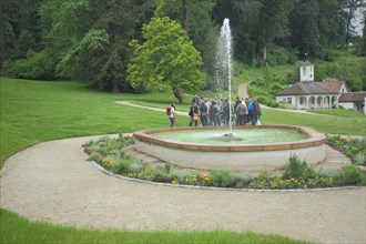 Park, fountain with fountain and guardhouse, group of people, princely camp, Auerbach, Bensheim,