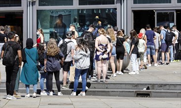 Queue in front of a department store at Alexanderplatz in Berlin. After the incidence figures fall