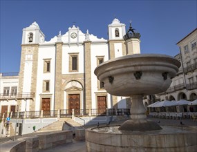 Fountain and Sixteenth century building of Church of Santo Antao dating from 1557, Giraldo Square,
