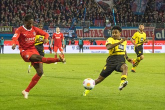 Football match, Omar TRAORE 1. FC Heidenheim left crosses in front of Ian MAATSEN Borussia Dortmung