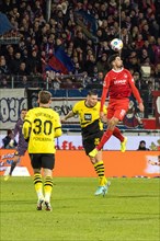 Football match, Niklas SUeLE Borussia Dortmund loses the header duel with Tim KLEINDIENST 1.FC