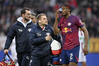 Mohamed Simakan RasenBallsport Leipzig RBL (02) has to leave the pitch injured, carer, WWK Arena,
