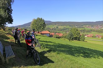 Mountain bike tour through the Bavarian Forest with the DAV Summit Club: short break in a meadow
