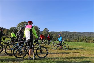 Mountain bike tour through the Bavarian Forest with the DAV Summit Club: Short briefing in front of