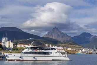 Excursion boat in the harbour on the Beagle Channel at the foot of the mountains, Ushuaia, Tierra