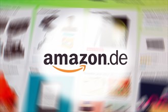 Symbol image Amazon: Amazon logo in front of a blurred Amazon website (Composing)