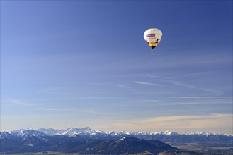 Hot air balloon rides in the blue sky over the Wetterstein mountains with Zugspitze and Ammergau