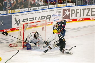 Game scene Adler Mannheim against Loewen Frankfurt (PENNY DEL, German Ice Hockey League)