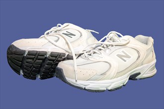 Sneakers released: New Balance Unisex MR530CE