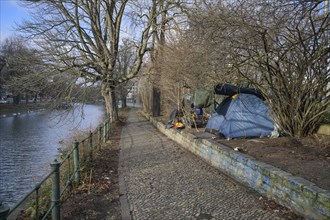 Tent, homelessness, Reichpietschufer am Landwehrkanal, Tiergarten, Mitte, Berlin, Germany, Europe