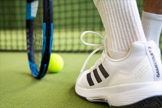 Tennis symbol: close-up of a tennis player in the hall