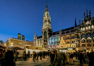 Snow-covered Christmas market, Christmas market on Marienplatz with town hall and towers of the