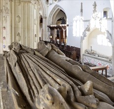 Wooden effigies Michael de la Pole d 1415 and wife Catherine, Wingfield church, Suffolk, England,