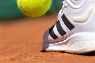 Symbolic image of tennis: close-up of a tennis player on a clay court