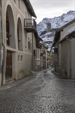 Alley of houses, historic houses, sgraffito, facade decorations, mountain peak, Ardez, Engadin,