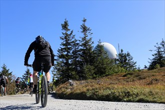 Mountain bike tour through the Bavarian Forest with the DAV Summit Club: Mountain bikers on the