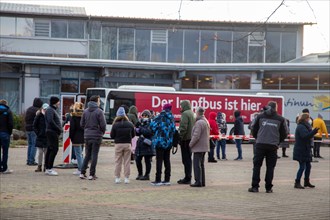 Vaccination bus in Mutterstadt, Rhineland-Palatinate. A queue of several hundred metres forms in
