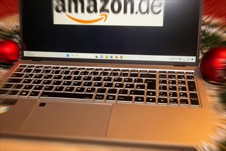 Symbolic image of Christmas shopping on the internet/at Amazon: Christmas decorations and laptop