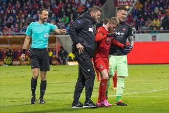 Football match, referee Bastian DANKERT shows physiotherapist Marc WEISS 1.FC Heidenheim left and