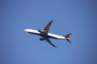 A passenger aircraft of the US airline Delta takes off from Frankfurt Airport