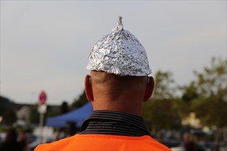 Self-deprecating aluminium hat wearer at a Monday demonstration against the corona measures in Bad