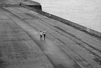 Jogger on the Rhine, black and white, Cologne, Germany, Europe