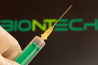 Corona vaccination/Biontech symbol: close-up of an injection needle, with the Biontech logo in the